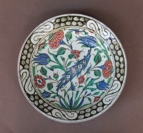 Plat en céramique siliceuse d'Iznik, XVIIe siècle - Céramiques, Porcelaines Style 