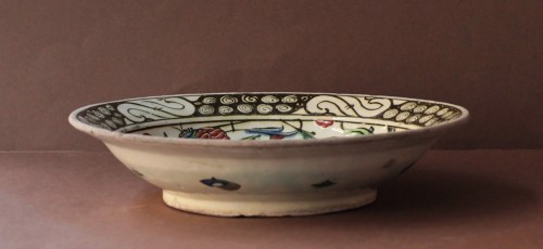 Plat en céramique siliceuse d'Iznik, XVIIe siècle - JM Béalu & Fils