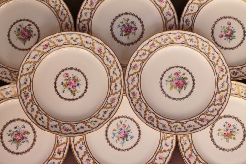 XVIIIe siècle - Partie de service en porcelaine de Sèvres vers 1785