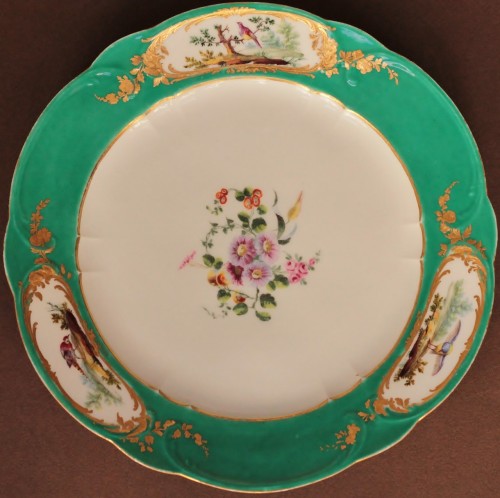 Assiette en porcelaine tendre de Sèvres à fond vert, marquée F pour 1759 - Céramiques, Porcelaines Style 