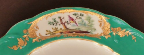 Céramiques, Porcelaines  - Assiette en porcelaine tendre de Sèvres à fond vert, marquée F pour 1759