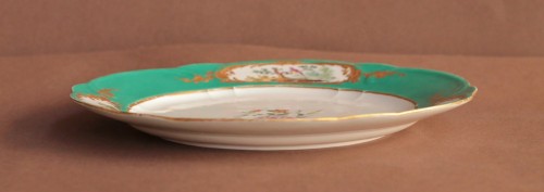 Assiette en porcelaine tendre de Sèvres à fond vert, marquée F pour 1759 - 