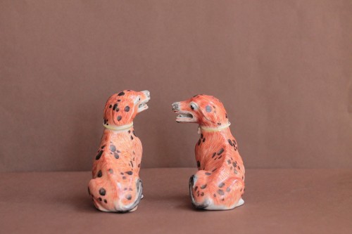 Chiens en porcelaine de Chine, époque Qianlong (1736-1795). - JM Béalu & Fils