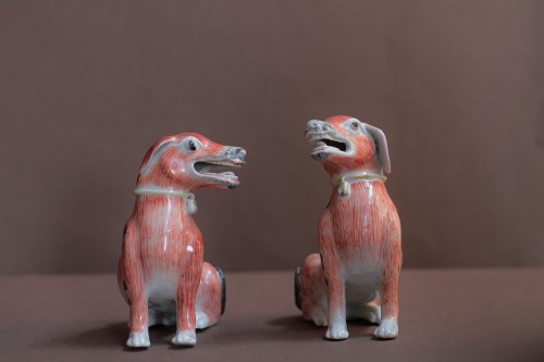  - Chiens en porcelaine de Chine, époque Qianlong (1736-1795).