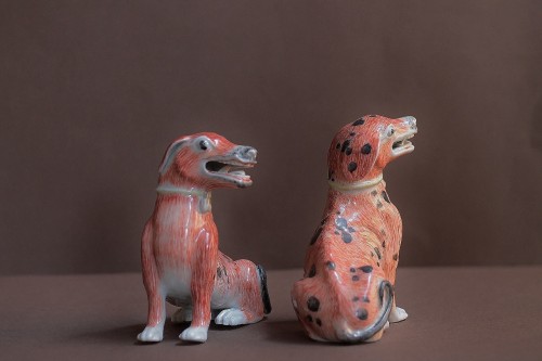 Antiquités - Chiens en porcelaine de Chine, époque Qianlong (1736-1795).