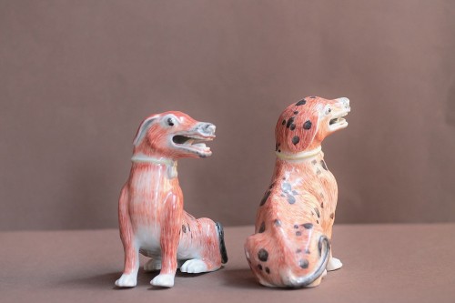 Antiquités - Chiens en porcelaine de Chine, époque Qianlong (1736-1795).