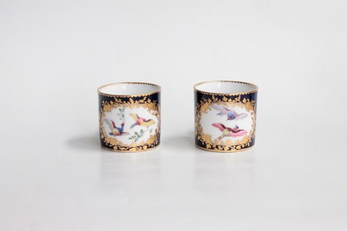 Antiquités - Deux tasses "mignonette" en porcelaine tendre de Vincennes vers 1752-1754