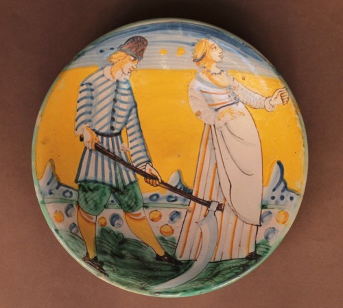 Plat en majolique de Montelupo représentant un couple, XVIIe siècle - JM Béalu & Fils
