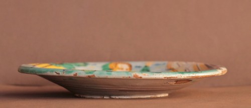 Plat en majolique de Montelupo à décor d'une fileuse, XVIIe siècle - Céramiques, Porcelaines Style 