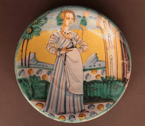 Plat en majolique de Montelupo à décor d'une fileuse, XVIIe siècle - JM Béalu & Fils