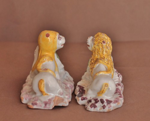 Céramiques, Porcelaines  - Paire de lions en faïence de La Rochelle, vers 1775