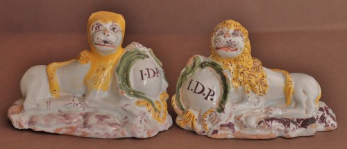 18th century - Pair of lions in La Rochelle faience, circa 1775