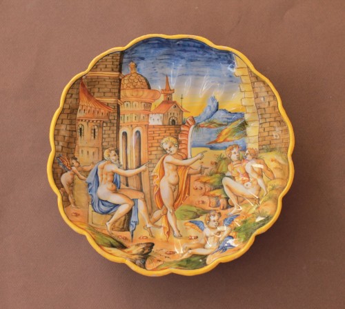 XVIe siècle et avant - Crespina en majolique d'Urbino représentant Mars et Vénus XVIe siècle