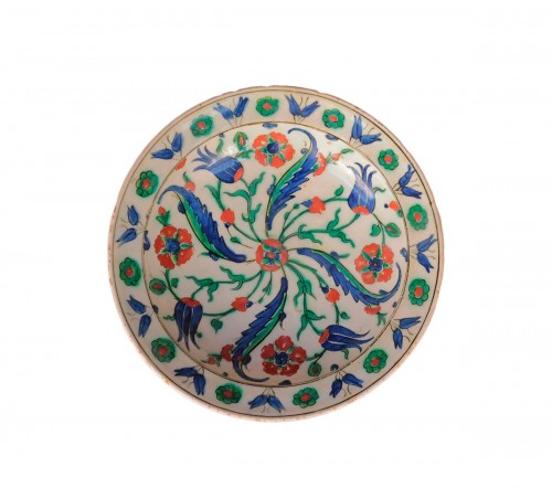 Plat en céramique d'Iznik à décor de palmes saz, tulipes et oeillets Vers 1585