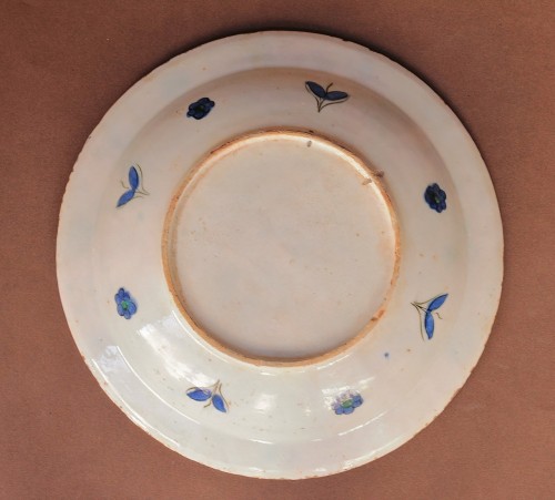 Plat en céramique d'Iznik à décor de palmes saz, tulipes et oeillets Vers 1585 - Céramiques, Porcelaines Style Renaissance