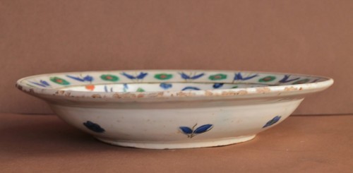 Céramiques, Porcelaines  - Plat en céramique d'Iznik à décor de palmes saz, tulipes et oeillets Vers 1585