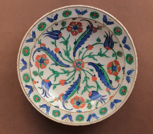 Plat en céramique d'Iznik à décor de palmes saz, tulipes et oeillets Vers 1585 - JM Béalu & Fils