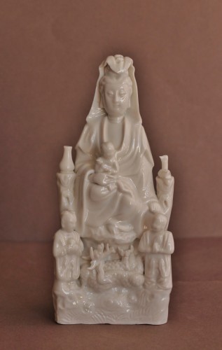 Guanyin en porcelaine de Chine dit "Blanc de Chine" de Dehua Période Kangxi - Céramiques, Porcelaines Style Louis XIV