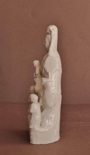 Porcelain & Faience  - Guanyin statuette in monochrome enameled Dehua porcelain Kangxi period