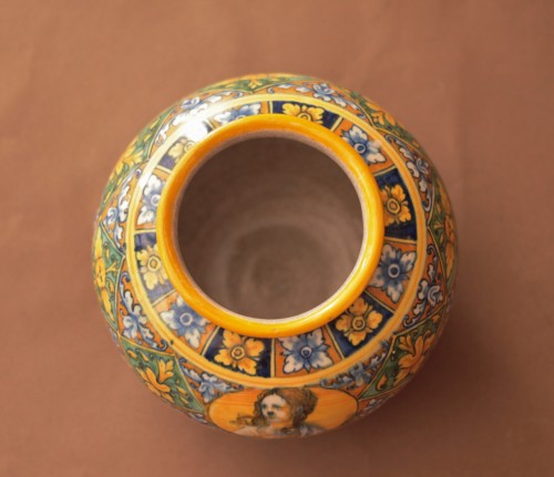 Céramiques, Porcelaines  - Faenza, vase de pharmacie boule "a quartieri" vers 1550-1560