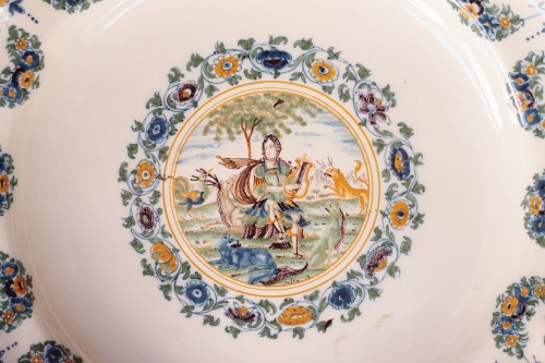 Moustiers earthenware plate depicting Orpheus. Clérissy workshop. 18th c. - Porcelain & Faience Style Louis XV