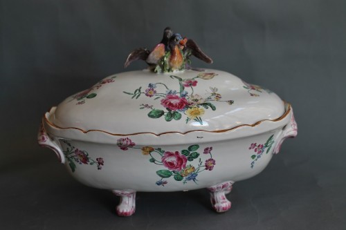 18th century - Covered oval tureen in Marseille faience, 18th century