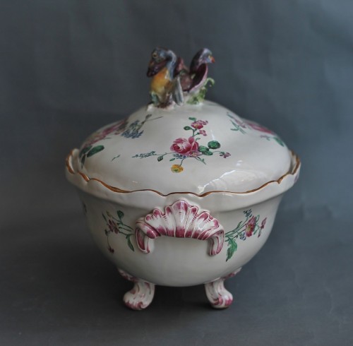 Louis XV - Covered oval tureen in Marseille faience, 18th century