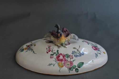 Antiquités - Covered oval tureen in Marseille faience, 18th century