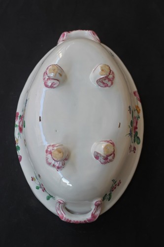 Antiquités - Covered oval tureen in Marseille faience, 18th century