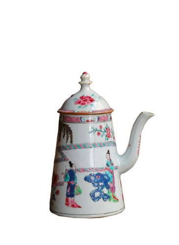 Chinese porcelain coffee pot, Qianlong period, 18th century.