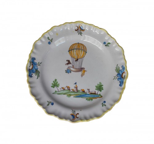 Moustiers earthenware plate with a hot-air balloon decoration. Circa 1786.