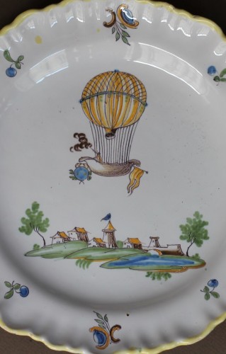 Assiette en faïence de Moustiers "au ballon". Fabrique Féraud, vers 1786. - Céramiques, Porcelaines Style Louis XV