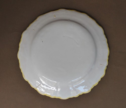 Céramiques, Porcelaines  - Assiette en faïence de Moustiers "au ballon". Fabrique Féraud, vers 1786.