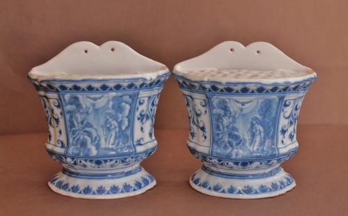 Pair of Marseille earthenware bouquetières, marked and dated 1743. - Porcelain & Faience Style Louis XV