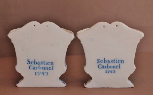 Céramiques, Porcelaines  - Paire de bouquetières en faïence de Marseille, marquées et datées 1743.