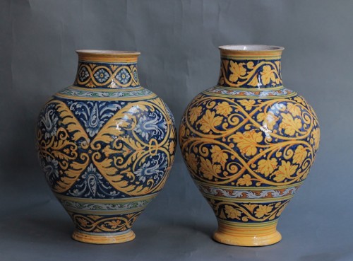 Deux vases en majolique de Faenza à décor "a quartieri" et d'une sainte. XVIe siècle - Céramiques, Porcelaines Style Renaissance