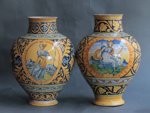 Céramiques, Porcelaines  - Deux vases en majolique de Faenza à décor "a quartieri" et d'une sainte. XVIe siècle