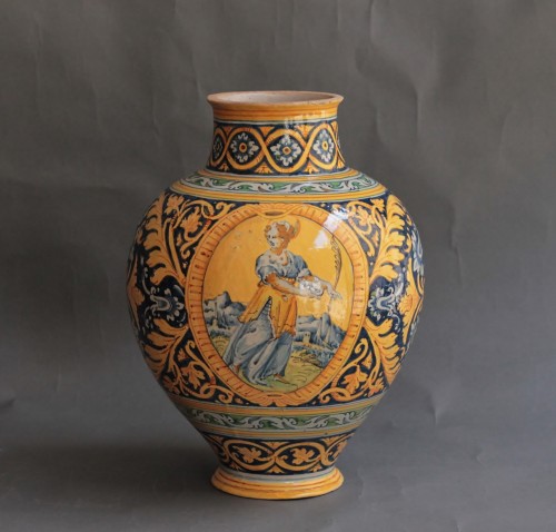 Two majolica vases from Faenza with &quot;a quartieri&quot; decoration and a saint. 1 - 