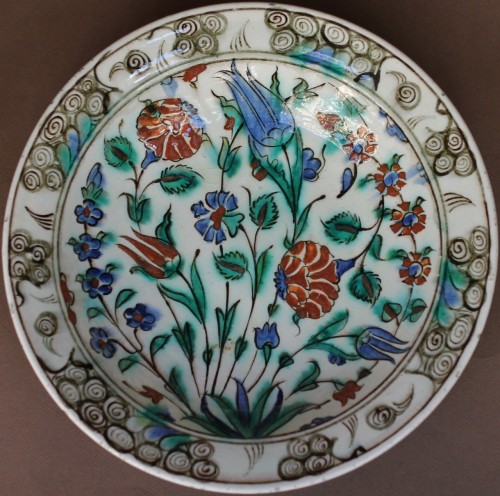 Plat en céramique siliceuse d'Iznik à décor aux quatre fleurs. XVIIe siècle. - Céramiques, Porcelaines Style Louis XIII