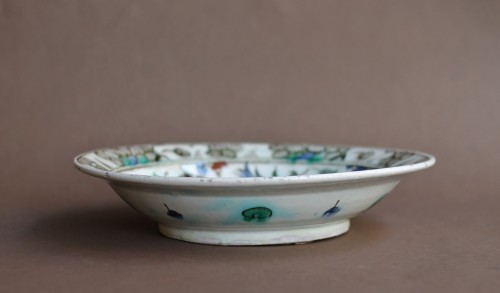 Iznik siliceous ceramic dish with four-flower design. 17th century. - 
