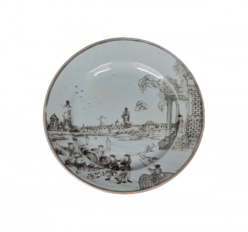 Chinese porcelain plate with a grisaille scene with a lion, 18th century