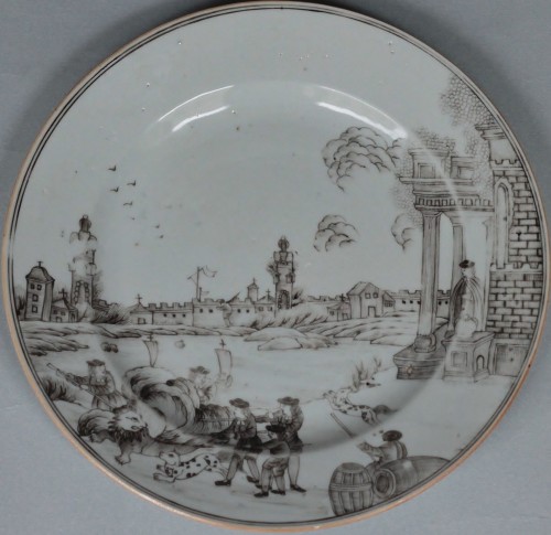 Assiette en porcelaine de Chine à décor en grisaille d'un port et d'un lion, 18e siècle - Céramiques, Porcelaines Style Louis XV