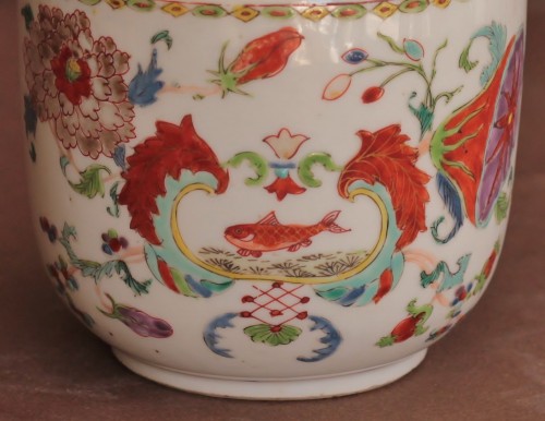 Pot couvert en porcelaine de Chine à décor Pompadour, XVIIIe siècle - Louis XV
