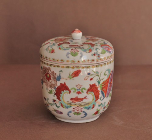 Louis XV - Covered pot in Chinese porcelaine with Pompadour decoration, 18th century