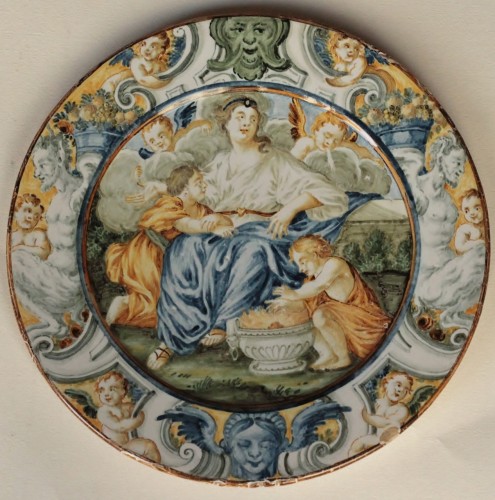Castelli earthenware plate depicting Charity, Gentili workshop c. 1685-95 - Porcelain & Faience Style Louis XIV