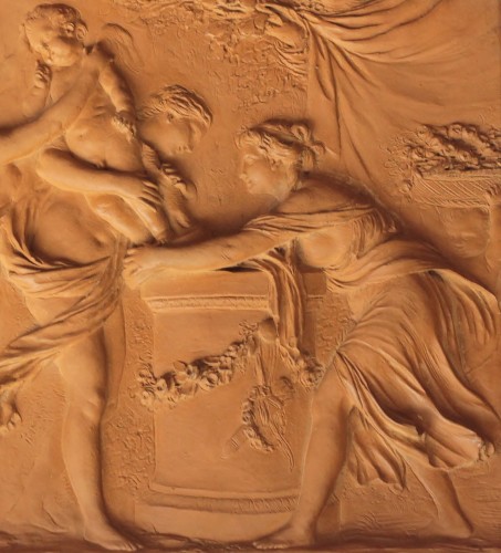 Bas relief en terre cuite représentant Les Nymphes et la statue de l'Amour, XVIIIe siècle - JM Béalu & Fils