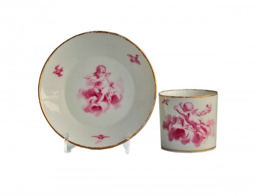 Tasse en porcelaine tendre de Sèvres à décor en camaïeu rose d'anges et oiseaux. 18e