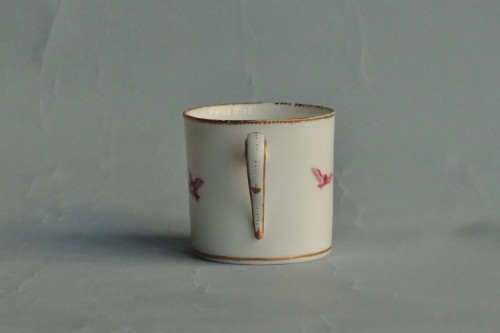 Sèvres soft-paste porcelain cup with pink decoration of angels and birds 18 - Porcelain & Faience Style Louis XVI