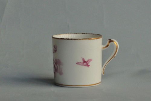 Céramiques, Porcelaines  - Tasse en porcelaine tendre de Sèvres à décor en camaïeu rose d'anges et oiseaux. 18e