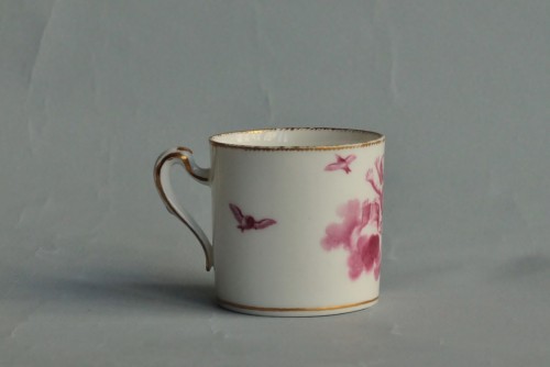 Tasse en porcelaine tendre de Sèvres à décor en camaïeu rose d'anges et oiseaux. 18e - JM Béalu & Fils